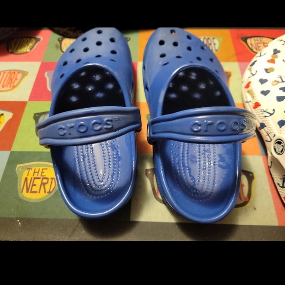 Crocs size 7 - Picture 2 of 3